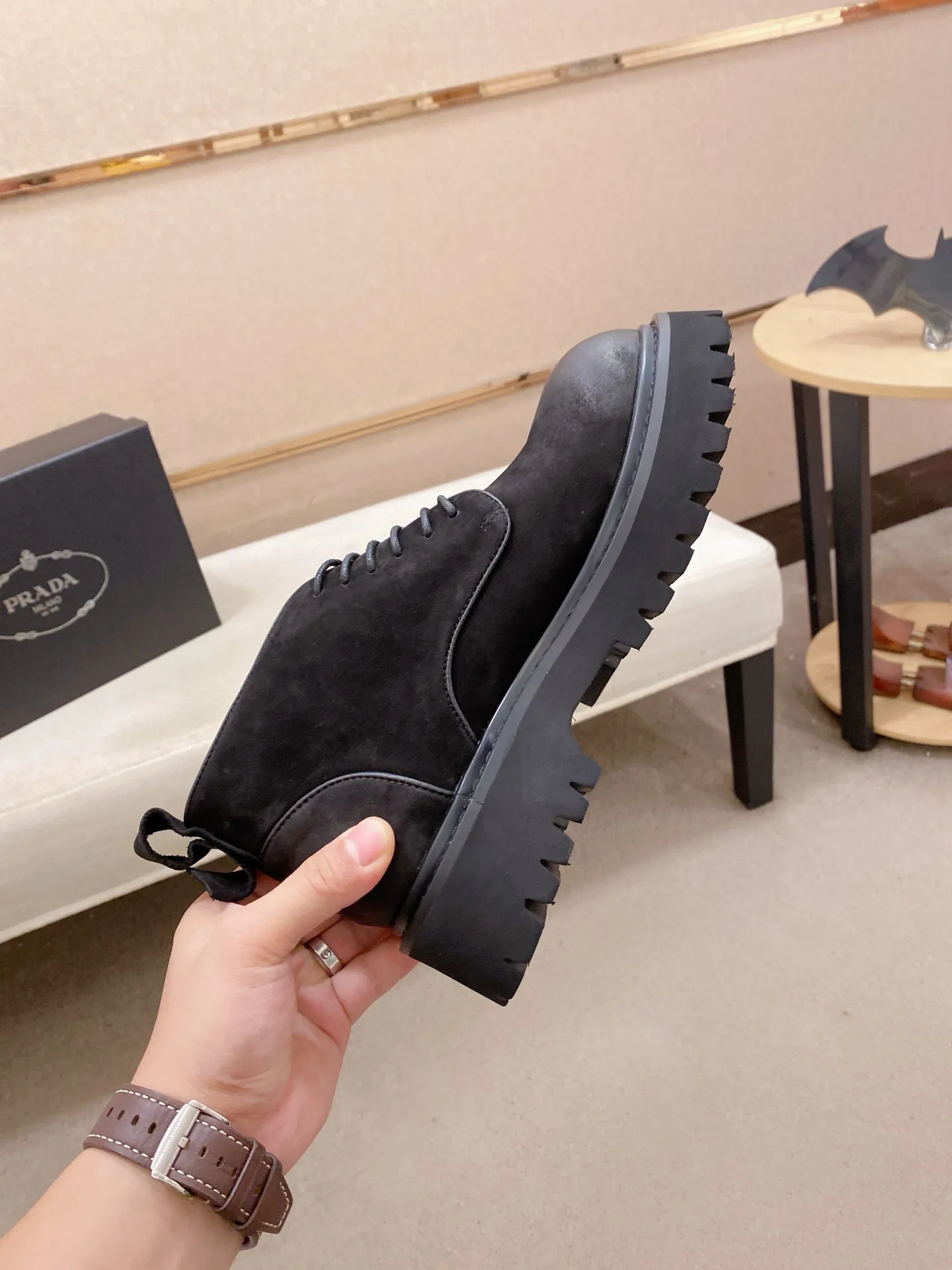 Factory price 580💰 The new PRADA (Prada) counters are launched simultaneously, new men's shoes, 😘fabrics are selected from cowhide. Lining: Full sheepskin lining. 👍🏿 High-end ☄️ air-cushion molded anti-slip rubber outsole, exquisite lines, simple and elegant, comfortable and high-end for leisure travel. Number of yards: 38 to 44. Can be ordered for 45 non-refundable